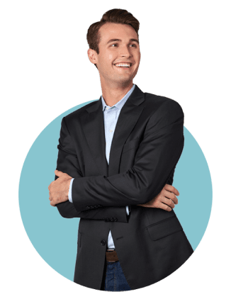 GES-Mitarbeiter verschränkt die Arme und lächelt.