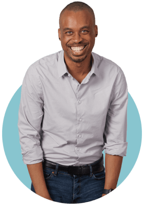 GES-Mitarbeiter mit den Händen an der Seite und einem breiten Grinsen