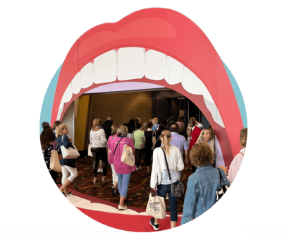 Messeeingang gestaltet von GES offener Mund mit Zähnen.