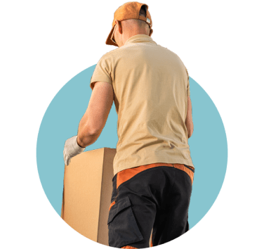 Arbeiter, der Ausstellermaterialien für den Versand verpackt.